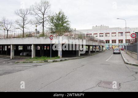 Leerer Platz mit zweistöckigem Parkplatz, mit Bäumen im oberen Stockwerk, in einem halbzentralen Viertel der Stadt ​​the Turin. Stockfoto