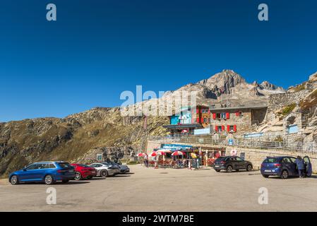 Eintritt zur Eisgrotte am Rhonegletscher am Furka Pass Stockfoto
