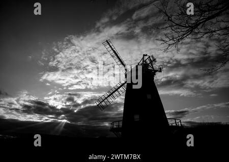 Thaxted Windmühle vor einem Winteruntergang des Makrelen-Himmels. 17. März 2024 die Windmühle von John Webb in Thaxted im Norden von Essex im 19. Jahrhundert gegen eine Wint Stockfoto