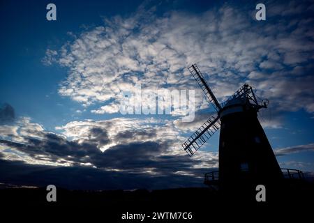 Thaxted Windmühle vor einem Winteruntergang des Makrelen-Himmels. 17. März 2024 die Windmühle von John Webb in Thaxted im Norden von Essex im 19. Jahrhundert gegen eine Wint Stockfoto