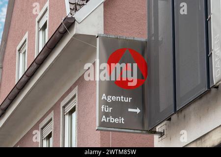 Schwabmünchen, Bayern, Deutschland - 17. März 2024: Wegweiser Agentur für Arbeit *** Schild Wegweiser Agentur für Arbeit Stockfoto