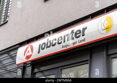 Schwabmünchen, Bayern, Deutschland - 17. März 2024: Schild auf Gebäude, Jobcenter Augsburg-Land *** Schild an Gebäude, Jobcenter Augsburg-Land Stockfoto