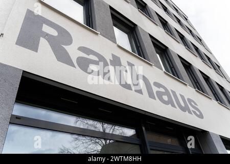 Schwabmünchen, Bayern, Deutschland - 17. März 2024: Rathaus Schrifzug an der Fassade eines Gebäudes *** Rathaus Schrifzug an der Fassade von einem Gebäude Stockfoto