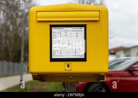 Schwabmünchen, Bayern, Deutschland - 17. März 2024: Öffentlicher Briefkasten mit Aufdruck der Entleerungszeiten von der Deutschen Post *** öffentlicher Briefkasten mit Aufdruck der Entleerungszeiten von der Deutschen Post Stockfoto