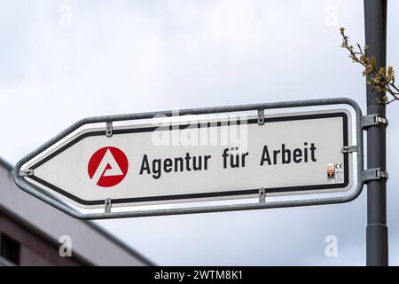 Schwabmünchen, Bayern, Deutschland - 17. März 2024: Wegweiser Agentur für Arbeit *** Schild Wegweiser Agentur für Arbeit Stockfoto