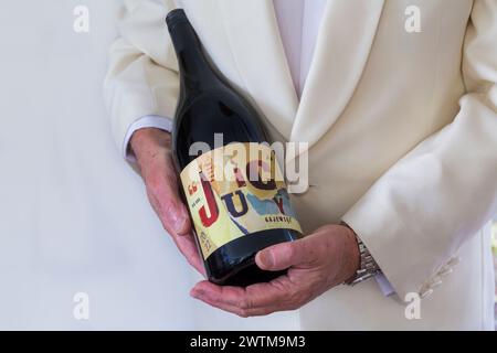 Mann mit Magnum Wein - Peter Juicy Gajewski Magnum Flasche Juicy Shiraz Rotwein Produkt aus Australien, Australien - Juicy's Shiraz 2022 Stockfoto