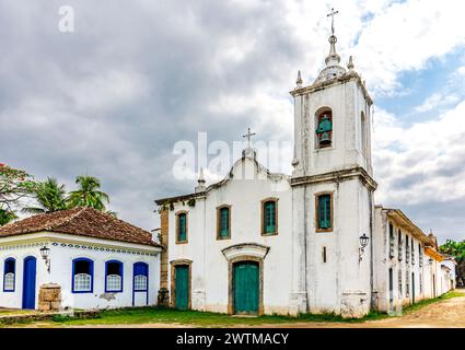 Fassade einer alten Kirche in der historischen Stadt Paraty in Rio de Janeiro Stockfoto