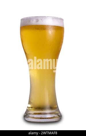 Isoliertes Bier in einem Glas und einem Becher mit kaltem Bier mit schaumigem Schaum, Blasen und goldener Flüssigkeit. Beschneidungspfade. Bier im Glas isoliert auf einem weißen Hintergru Stockfoto