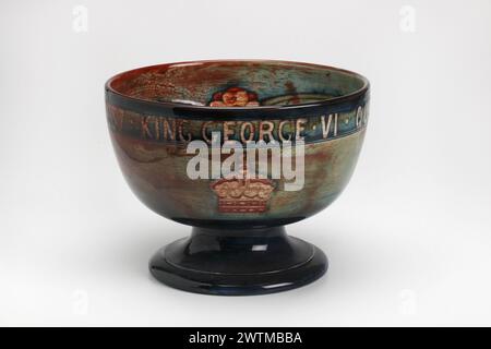 Gedenkschüssel - König George VI Königin Elizabeth Krönung 12. Mai 1937 Moorcroft Moorcroft Stockfoto