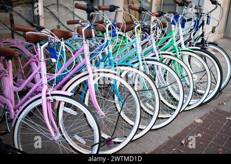 Reihe von Motorrädern zum Verkauf oder Verleih verfügbar. Parkplätze für Fahrräder. Bunte Fahrräder auf dem Parkplatz, Fahrradverleih. Vancouver Kanada - 14. Oktober 2023 - Straßenfoto Stockfoto