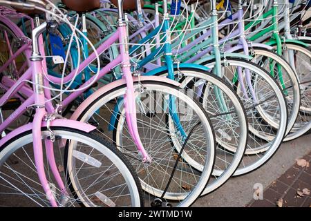 Reihe von Motorrädern zum Verkauf oder Verleih verfügbar. Parkplätze für Fahrräder. Bunte Fahrräder auf dem Parkplatz, Fahrradverleih. Vancouver Kanada - 14. Oktober 2023 - Straßenfoto Stockfoto