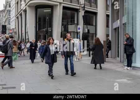 London, Großbritannien. März 2024. Käufer werden in der Oxford Street in London gesehen. Quelle: SOPA Images Limited/Alamy Live News Stockfoto