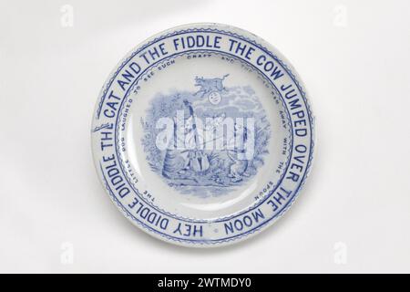 Spielzeugteller - Hey Diddle Diddle die Katze und die Geige die Kuh sprang über den Mond der kleine Hund lachte, um solch ein Handwerk zu sehen und das Gericht lief mit The Spoon Whittaker & Company, 1886-1892 Whittaker & Company, 1886-1892 davon Stockfoto