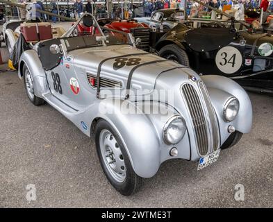 Albert Ottens BMW 328 Roadster 1939 im Fahrerlager beim Goodwood 80th Members Meeting in Sussex, Großbritannien. Stockfoto