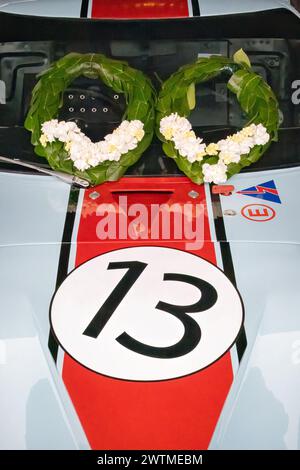 Shaun Lynns Ford GT40 1965 mit Lorbeerkränzen beim Goodwood 80th Members Meeting in Sussex, Großbritannien. Stockfoto