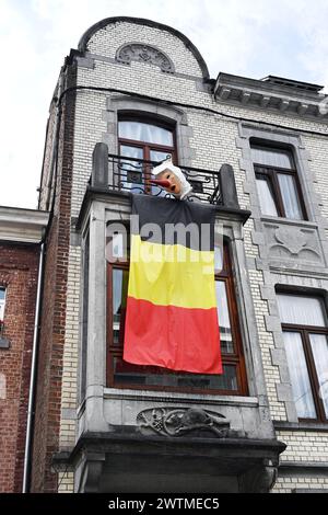 Belgische Flagge an der Fassade eines Gebäudes Stockfoto