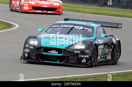 Richard Meins beim 2006 Aston Martin DBR9 GT1 Langstreckenrennen beim Goodwood 80th Members Meeting in Sussex, Großbritannien. Stockfoto