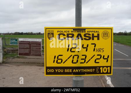 Eton Wick, Windsor, Großbritannien. März 2024. Ein Polizeizeugenappell-Schild. Die Thames Valley Police appelliert an Zeugen und Dashcam-Aufnahmen nach einem schweren Unfall im Straßenverkehr in Eton Wick, Windsor, Berkshire an der Grenze zur Common Road in Dorney, Buckinghamshire. Am Samstag gegen 45 Uhr waren ein hellblaues Anwesen und ein kleines silbernes Auto an einer Kollision auf der Eton Wick Road beteiligt. Früher hätte der Fahrer des Kombi-Wagens angeblich fast einen Fußgänger in Dorney Village getroffen, als er den Bürgersteig montiert hatte. Quelle: Maureen McLean/Alamy Live News Stockfoto