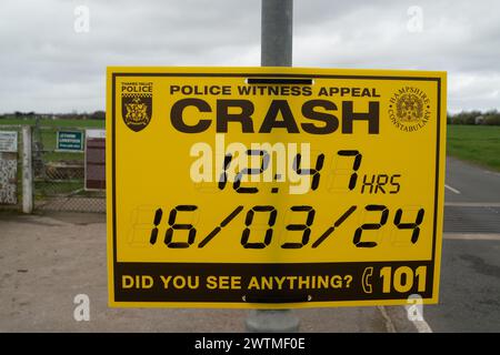 Eton Wick, Windsor, Großbritannien. März 2024. Ein Polizeizeugenappell-Schild. Die Thames Valley Police appelliert an Zeugen und Dashcam-Aufnahmen nach einem schweren Unfall im Straßenverkehr in Eton Wick, Windsor, Berkshire an der Grenze zur Common Road in Dorney, Buckinghamshire. Am Samstag gegen 45 Uhr waren ein hellblaues Anwesen und ein kleines silbernes Auto an einer Kollision auf der Eton Wick Road beteiligt. Früher hätte der Fahrer des Kombi-Wagens angeblich fast einen Fußgänger in Dorney Village getroffen, als er den Bürgersteig montiert hatte. Quelle: Maureen McLean/Alamy Live News Stockfoto