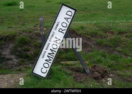Eton Wick, Windsor, Großbritannien. März 2024. Crashszene auf Dorney Common. Die Thames Valley Police appelliert an Zeugen und Dashcam-Aufnahmen nach einem schweren Unfall im Straßenverkehr in Eton Wick, Windsor, Berkshire an der Grenze zur Common Road in Dorney, Buckinghamshire. Am Samstag gegen 45 Uhr waren ein hellblaues Anwesen und ein kleines silbernes Auto an einer Kollision auf der Eton Wick Road beteiligt. Früher hätte der Fahrer des Kombi-Wagens angeblich fast einen Fußgänger in Dorney Village getroffen, als er den Bürgersteig montiert hatte. Quelle: Maureen McLean/Alamy Live News Stockfoto