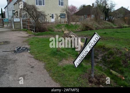 Eton Wick, Windsor, Großbritannien. März 2024. Crashszene auf Dorney Common. Die Thames Valley Police appelliert an Zeugen und Dashcam-Aufnahmen nach einem schweren Unfall im Straßenverkehr in Eton Wick, Windsor, Berkshire an der Grenze zur Common Road in Dorney, Buckinghamshire. Am Samstag gegen 45 Uhr waren ein hellblaues Anwesen und ein kleines silbernes Auto an einer Kollision auf der Eton Wick Road beteiligt. Früher hätte der Fahrer des Kombi-Wagens angeblich fast einen Fußgänger in Dorney Village getroffen, als er den Bürgersteig montiert hatte. Quelle: Maureen McLean/Alamy Live News Stockfoto