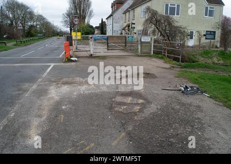 Eton Wick, Windsor, Großbritannien. März 2024. Crashszene auf Dorney Common. Die Thames Valley Police appelliert an Zeugen und Dashcam-Aufnahmen nach einem schweren Unfall im Straßenverkehr in Eton Wick, Windsor, Berkshire an der Grenze zur Common Road in Dorney, Buckinghamshire. Am Samstag gegen 45 Uhr waren ein hellblaues Anwesen und ein kleines silbernes Auto an einer Kollision auf der Eton Wick Road beteiligt. Früher hätte der Fahrer des Kombi-Wagens angeblich fast einen Fußgänger in Dorney Village getroffen, als er den Bürgersteig montiert hatte. Quelle: Maureen McLean/Alamy Live News Stockfoto