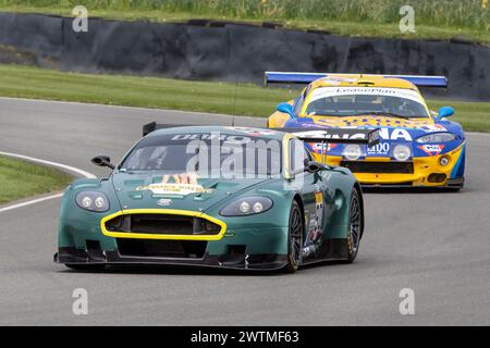 Nikolaus Ditting im 2005 Aston Martin DBR9 GT1 Racer beim Goodwood 80th Members Meeting in Sussex, Großbritannien. Stockfoto