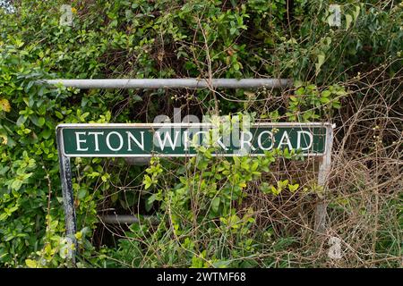 Eton Wick, Windsor, Großbritannien. März 2024. Die Thames Valley Police appelliert an Zeugen und Dashcam-Aufnahmen nach einem schweren Unfall im Straßenverkehr in Eton Wick, Windsor, Berkshire an der Grenze zur Common Road in Dorney, Buckinghamshire. Am Samstag gegen 45 Uhr waren ein hellblaues Anwesen und ein kleines silbernes Auto an einer Kollision auf der Eton Wick Road beteiligt. Früher hätte der Fahrer des Kombi-Wagens angeblich fast einen Fußgänger in Dorney Village getroffen, als er den Bürgersteig montiert hatte. Der Fahrer des silbernen Autos wurde mit schweren Verletzungen ins Krankenhaus gebracht, wo sie zu dieser Zeit bleiben. Cr Stockfoto