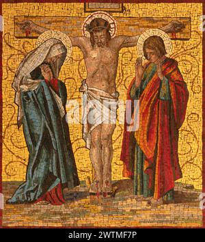 MAILAND, ITALIEN - 4. MÄRZ 2024: Das Mosaik der Kreuzigung als Teil des Kreuzbahnhofs in der Kirche Chiesa di San Agostino von unbekanntem Künstler Stockfoto