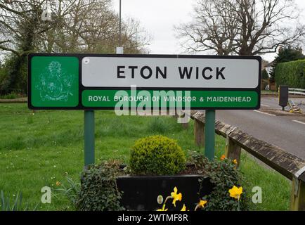 Eton Wick, Windsor, Großbritannien. März 2024. Die Thames Valley Police appelliert an Zeugen und Dashcam-Aufnahmen nach einem schweren Unfall im Straßenverkehr in Eton Wick, Windsor, Berkshire an der Grenze zur Common Road in Dorney, Buckinghamshire. Am Samstag gegen 45 Uhr waren ein hellblaues Anwesen und ein kleines silbernes Auto an einer Kollision auf der Eton Wick Road beteiligt. Früher hätte der Fahrer des Kombi-Wagens angeblich fast einen Fußgänger in Dorney Village getroffen, als er den Bürgersteig montiert hatte. Der Fahrer des silbernen Autos wurde mit schweren Verletzungen ins Krankenhaus gebracht, wo sie zu dieser Zeit bleiben. Cr Stockfoto