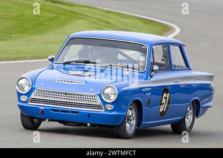 Ambrogio Perfetti in seinem Ford-Lotus Cortina MkI 1965 während des Jim Clark Trophy Rennens auf Goodwood 80th Members Meeting in Sussex, Großbritannien Stockfoto