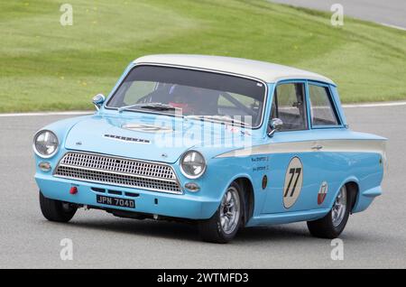 Chris Goodwin in seinem Ford-Lotus Cortina MkI 1966 während des Jim Clark Trophy Rennens beim Goodwood 80th Members Meeting in Sussex, Großbritannien Stockfoto