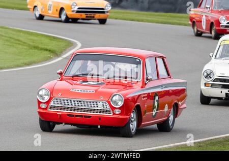 Peter Chambers in seinem Ford-Lotus Cortina MkI 1965 während des Jim Clark Trophy Rennens beim Goodwood 80th Members Meeting in Sussex, Großbritannien Stockfoto