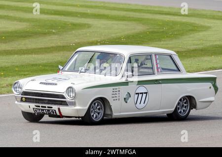 Ollie Streek 1965 in seinem Ford-Lotus Cortina MkI während des Jim Clark Trophy Rennens beim Goodwood 80th Members Meeting in Sussex, Großbritannien Stockfoto