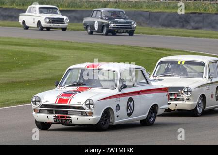 Nick Jarvis in seinem Ford-Lotus Cortina MkI 1965 während des Jim Clark Trophy Rennens beim Goodwood 80th Members Meeting in Sussex, Großbritannien Stockfoto