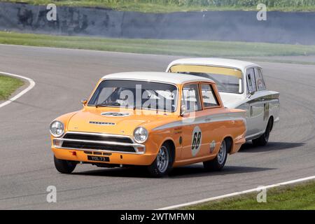 Michael Cullen in seinem Ford-Lotus Cortina MkI 1965 während des Jim Clark Trophy Rennens beim Goodwood 80th Members Meeting in Sussex, Großbritannien Stockfoto