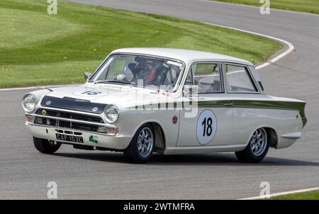 Nick Minassian in seinem Ford-Lotus Cortina MkI 1965 während des Jim Clark Trophy Rennens beim Goodwood 80th Members Meeting in Sussex, Großbritannien Stockfoto