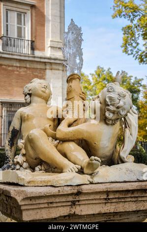 Brunnen mit zwei Kindern in den Gärten des Königlichen Palastes von Aranjuez Stockfoto