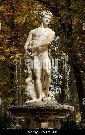 Brunnen, der dem griechischen Gott Apollo im Königspalast von Aranjuez gewidmet ist Stockfoto