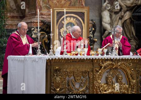 Vatikan, Vatikan. März 2024. Italien, Rom, Vatikan, 18.3.2024.Papst Franziskus führt die Beerdigung des deutschen Kardinals Paul Josef Cordes am Altar des Stuhl Petri in St. Petersdom, Vatikan. Foto von Vatikanischen Medien /Katholische Presse Foto Credit: Unabhängige Fotoagentur/Alamy Live News Stockfoto