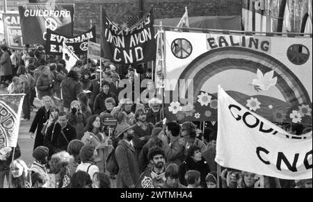 Barrow in Furness. Cumbria UK. Oktober 1984. Nationale CND-Demonstration. Anti-Trident-Demonstranten aus ganz Großbritannien protestieren vor der Vickers Trident Shipyard in Barrow in Furness, Cumbria. Viele sitzende Demonstranten blockierten den Weg zur Werft mit einem Massensterben und mussten von der Polizei entfernt werden. Stockfoto