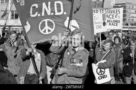 Barrow in Furness. Cumbria UK. Oktober 1984. Nationale CND-Demonstration. Anti-Trident-Demonstranten aus ganz Großbritannien protestieren vor der Vickers Trident Shipyard in Barrow in Furness, Cumbria. Viele sitzende Demonstranten blockierten den Weg zur Werft mit einem Massensterben und mussten von der Polizei entfernt werden. Stockfoto