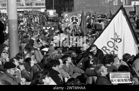 Barrow in Furness. Cumbria UK. Oktober 1984. Nationale CND-Demonstration. Anti-Trident-Demonstranten aus ganz Großbritannien protestieren vor der Vickers Trident Shipyard in Barrow in Furness, Cumbria. Viele sitzende Demonstranten blockierten den Weg zur Werft mit einem Massensterben und mussten von der Polizei entfernt werden. Stockfoto