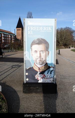 Poster vor der Ausstellung FREDERIK 10. König von morgen Dänisch: FREDERIK 10. Konge af i morgen, am 16. März 2024. Die Ausstellung wird am 21. März 2024 im Amalienborg Museum in Kopenhagen Vibenshus Runddel Dänemark eröffnet Copyright: XKristianxTuxenxLadegaardxBergx 2E6A0325 Stockfoto