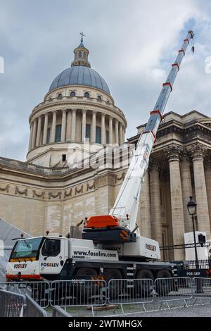 Paris, Frankreich. Februar 2024. Ein Kran vor dem Pantheon während der Vorbereitungen zur Pantheonisierung des Kriegshelden Missak Manouchian (vertikal) Stockfoto