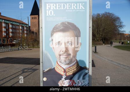 Poster vor der Ausstellung FREDERIK 10. König von morgen Dänisch: FREDERIK 10. Konge af i morgen, am 16. März 2024. Die Ausstellung wird am 21. März 2024 im Amalienborg Museum in Amalienborg Kopenhagen Vibenshus Runddel Dänemark eröffnet Copyright: XKristianxTuxenxLadegaardxBergx 2E6A0331 Stockfoto