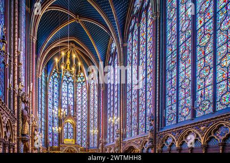 Gewölbedecke und Buntglasfenster der Sainte Chapelle, Paris, in farbenfrohes Licht getaucht. Stockfoto