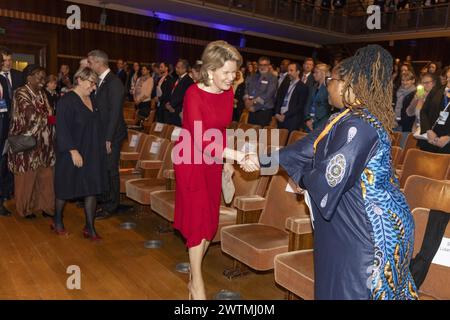 Brüssel, Belgien März 2024. Königin Mathilde von Belgien (C), die am Montag, den 18. März 2024, in Brüssel bei einem königlichen Besuch beim Treffen des Europäischen Forums für humanitäre Hilfe 2024 zur Erörterung des weltweiten humanitären Bedarfs zu sehen war. BELGA FOTO NICOLAS MAETERLINCK Credit: Belga News Agency/Alamy Live News Stockfoto