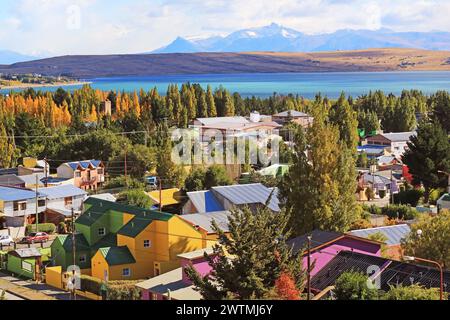 Atemberaubende Landschaft im frühen Herbst von El calafate Town am Argentino Lakeshore, Patagonien, Argentinien, Südamerika Stockfoto
