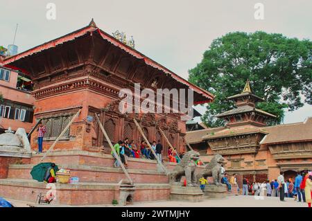 Kathmandu, Nepal - 13. Mai 2017 - die Stadtbewohner genießen einen Abend auf dem erdbebenzerstörten Durbar Square, Stadtzentrum mit historischen Tempeln Stockfoto